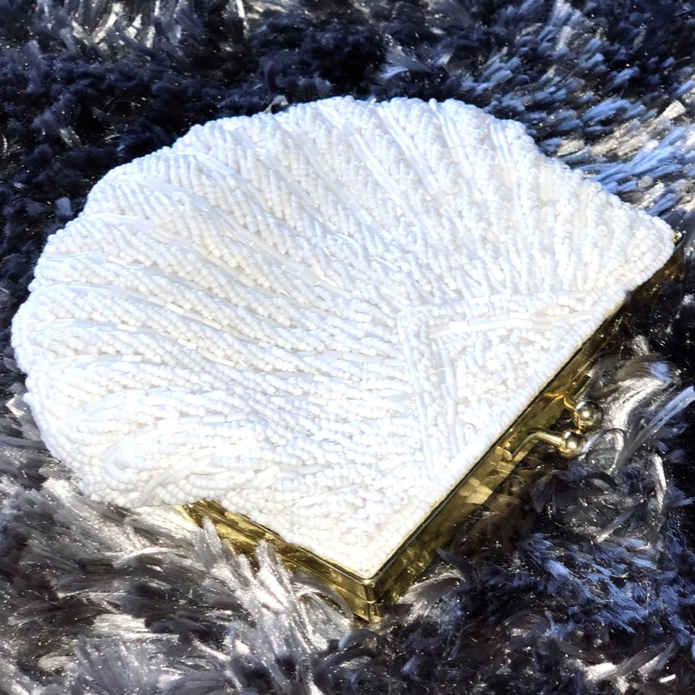 Shell shaped beaded clutch - Picture 3 of 4
